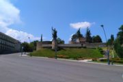 Фотография Телави Памятник Ираклию II во время Тура из Тбилиси в Кахетию Бодбе Сигнахи Цинандали Телави с компанией Hop on Hop off Tbilisi