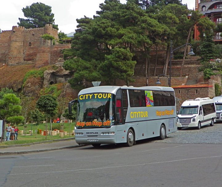 Фотография Автобус Hop On Hop Off на Метехском Подъёме - Обзорная Автобусная Экскурсия Тбилиси - Мцхета - Джвари