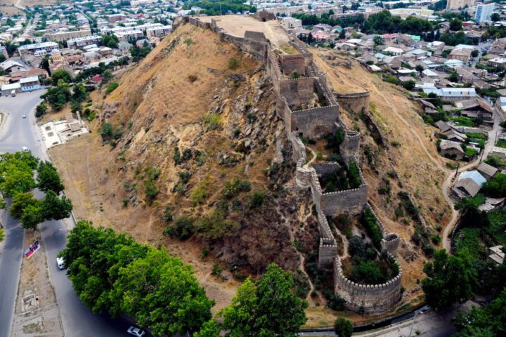 Фотография Вид на Крепость Горисцихе во время Тура из Тбилиси Гори - Атени Сиони - Уплисцихе с компанией Hop on Hop off Tbilisi